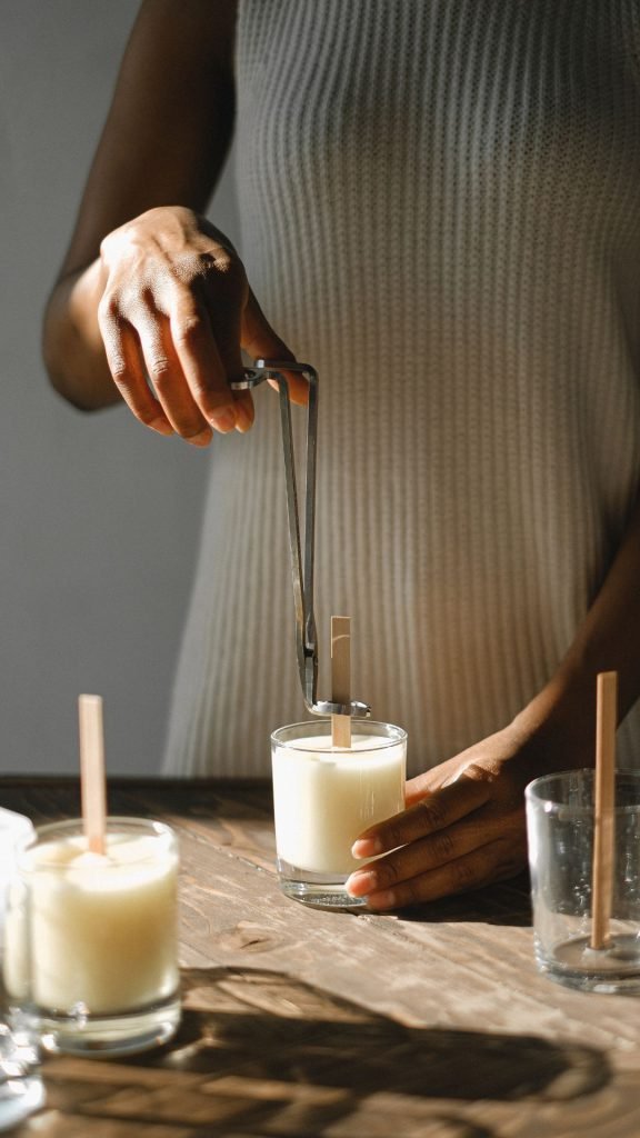Une bougie parfumée dans son contenant de verre