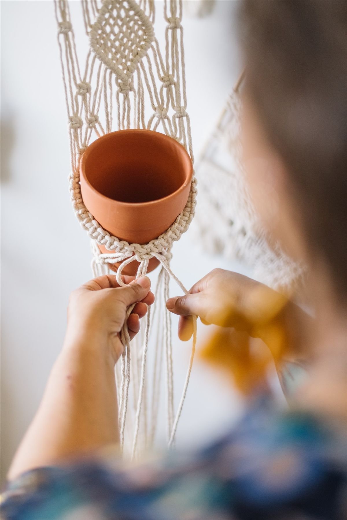 Une suspension en macramé nouée à la main